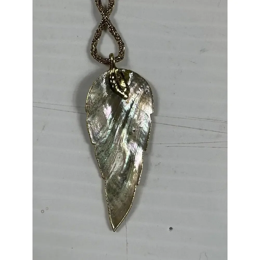 NECKLACE STAMPED NS CHAIN & LEAF SHAPE‎ PENDANT WITH SHELL INSERT GOLD